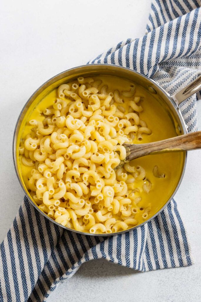 Adding macaroni to the vegan cheese