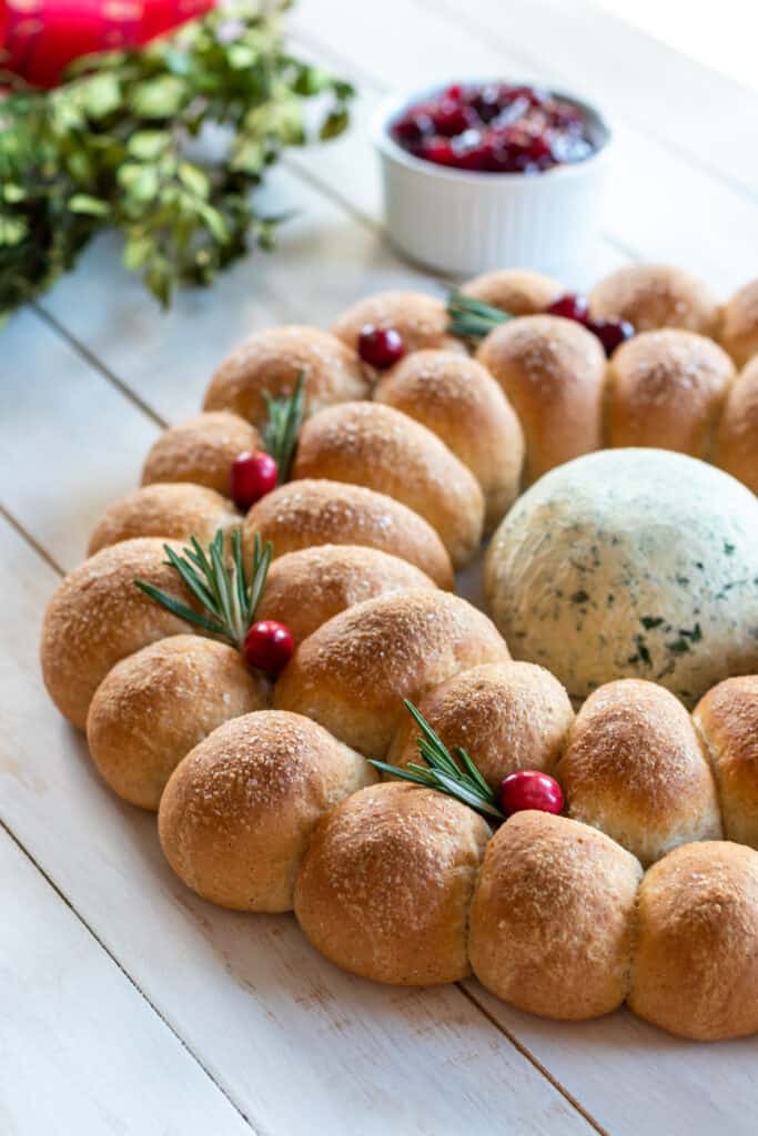 Roll Wreath served with Vegan Cheese