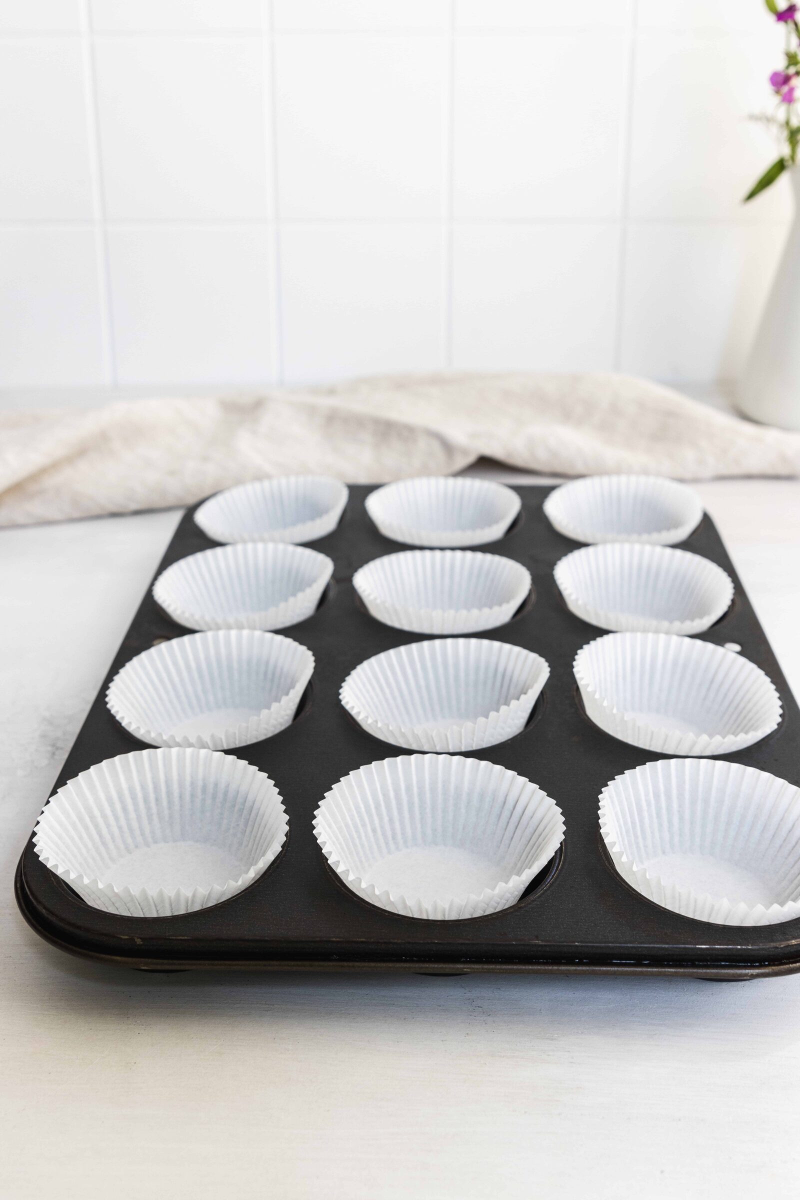 Cupcake tin with cupcake liners