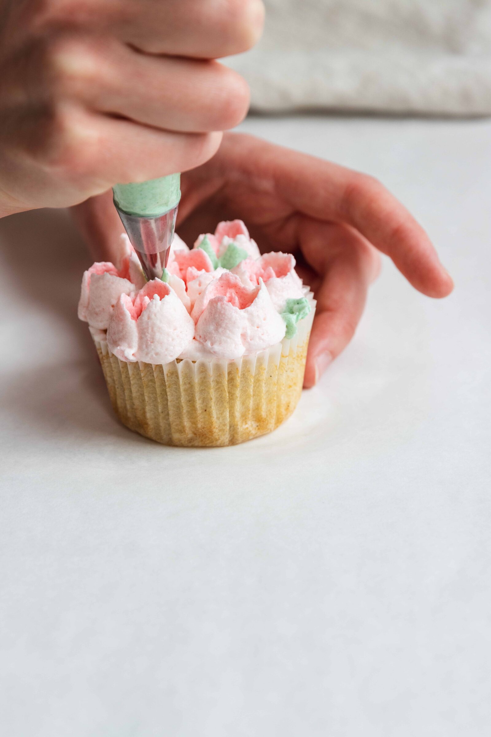 Piping Leaves on the cupcake