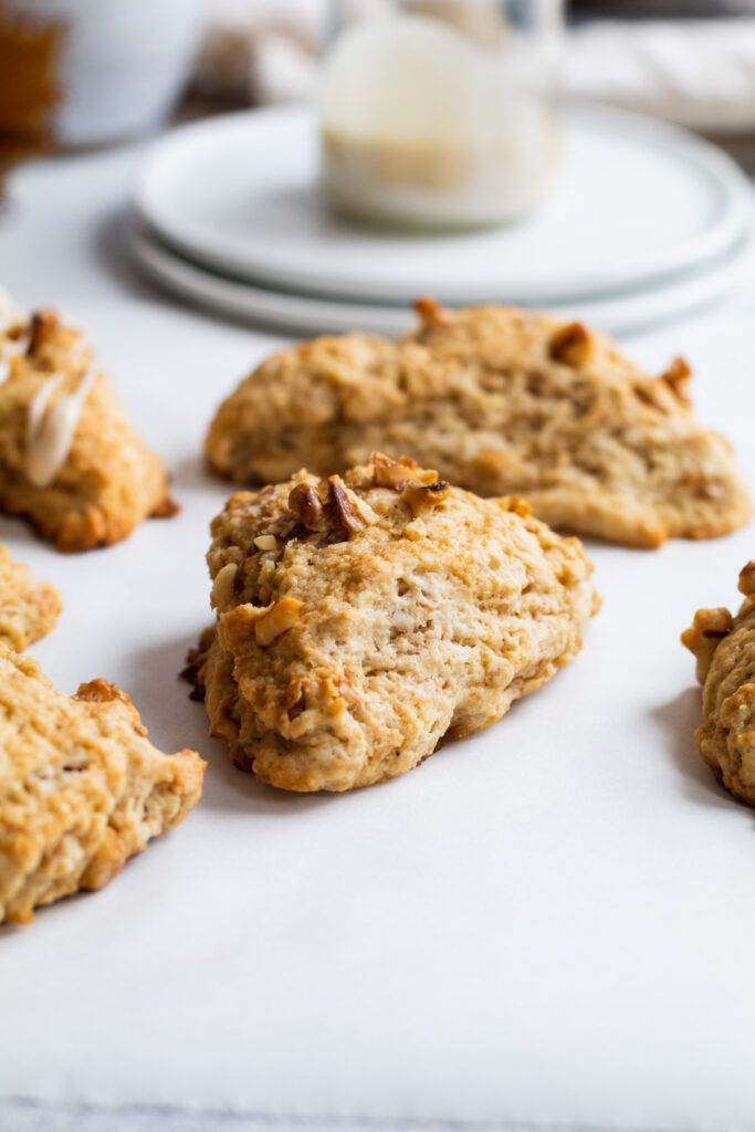 Walnut scones with maple syrup 