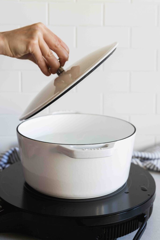 Boiling water to cook the pasta