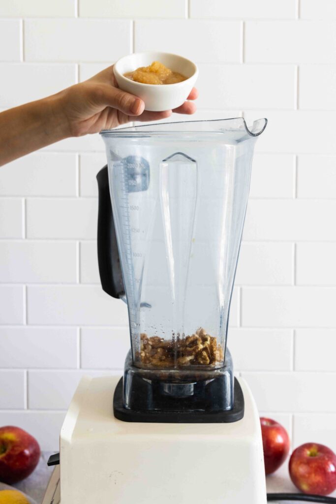 Adding apple sauce to a blender
